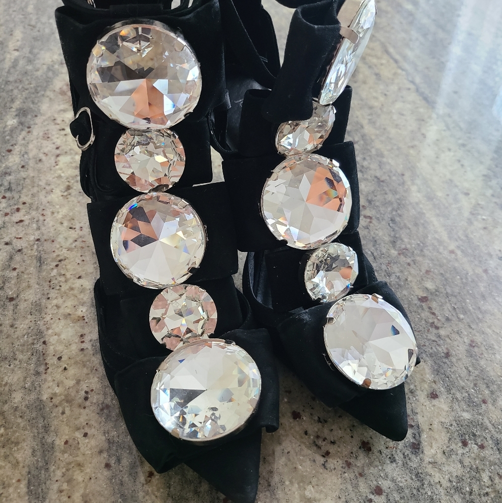 Jeffrey campbell black heels wit big crystals